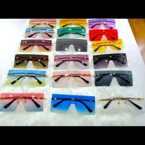 Sunglasses free case and reusable wipes